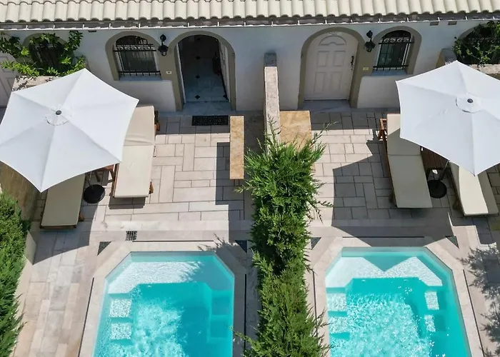 Doliva Chris Private Pool شقة *